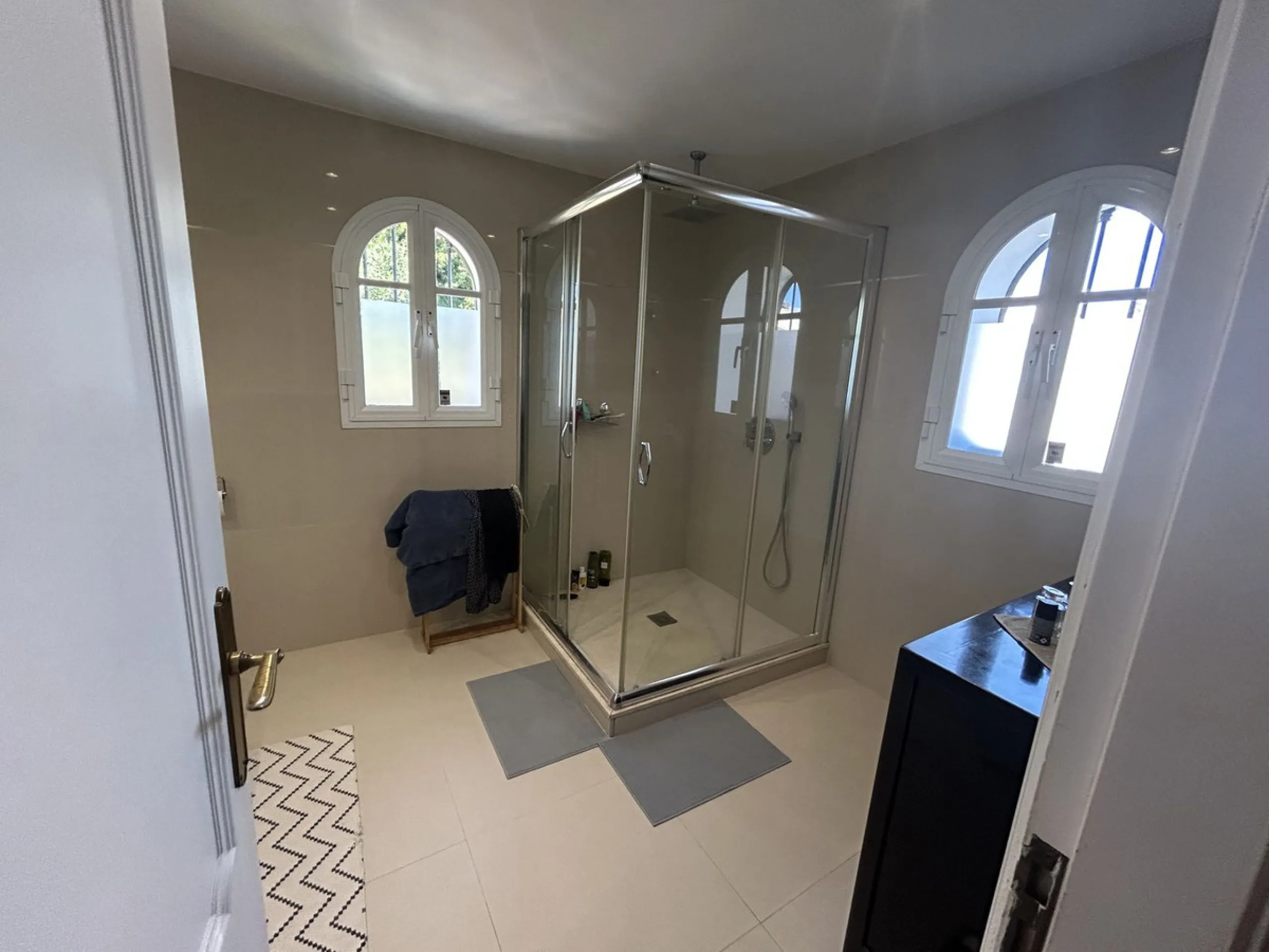 Discover this beautiful detached Villa that offers an abundance of privacy, nested in the heart of Elviria. Situated in a well maintained gated residential community of 19 Villas, it's surrounded by nature and is only a 5 minute drive away from sandy beac