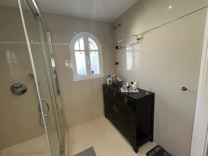 Discover this beautiful detached Villa that offers an abundance of privacy, nested in the heart of Elviria. Situated in a well maintained gated residential community of 19 Villas, it's surrounded by nature and is only a 5 minute drive away from sandy beac