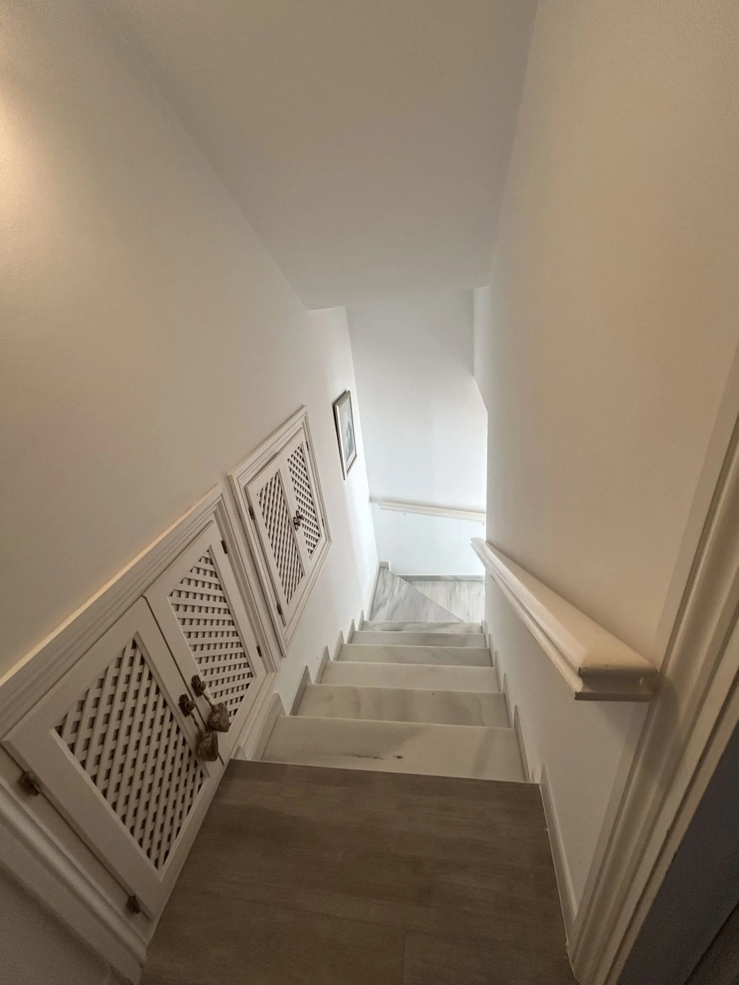 Discover this beautiful detached Villa that offers an abundance of privacy, nested in the heart of Elviria. Situated in a well maintained gated residential community of 19 Villas, it's surrounded by nature and is only a 5 minute drive away from sandy beac