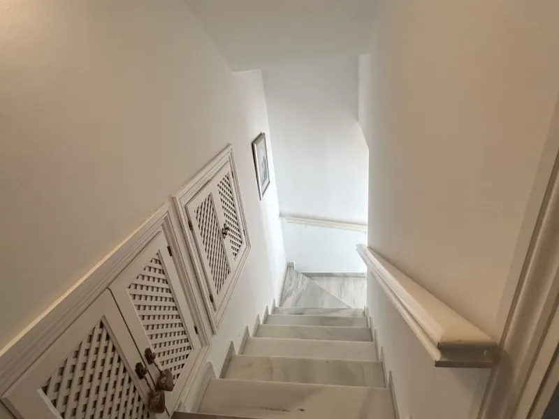 Discover this beautiful detached Villa that offers an abundance of privacy, nested in the heart of Elviria. Situated in a well maintained gated residential community of 19 Villas, it's surrounded by nature and is only a 5 minute drive away from sandy beac