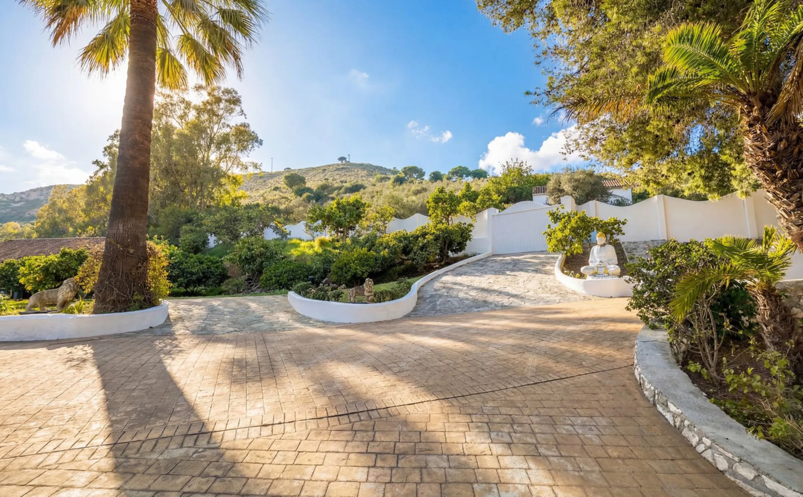 MODERN VILLA BARRANCO BLANCO: AN EXCLUSIVE OASIS OF LUXURY 20 MINUTES FROM THE MEDITERRANEAN SEA
