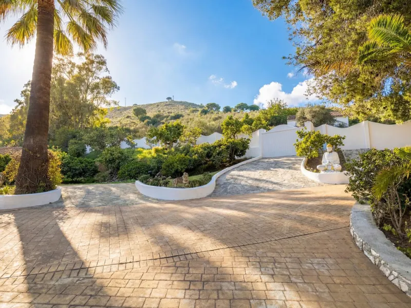 MODERN VILLA BARRANCO BLANCO: AN EXCLUSIVE OASIS OF LUXURY 20 MINUTES FROM THE MEDITERRANEAN SEA