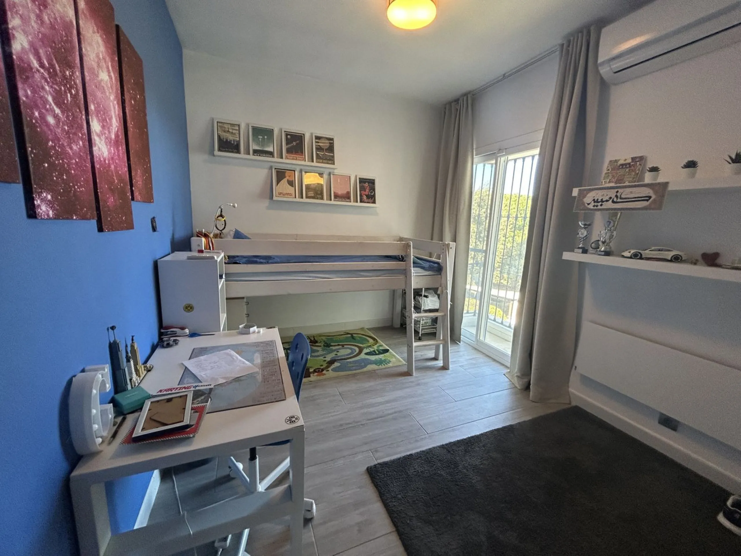 Discover this beautiful detached Villa that offers an abundance of privacy, nested in the heart of Elviria. Situated in a well maintained gated residential community of 19 Villas, it's surrounded by nature and is only a 5 minute drive away from sandy beac