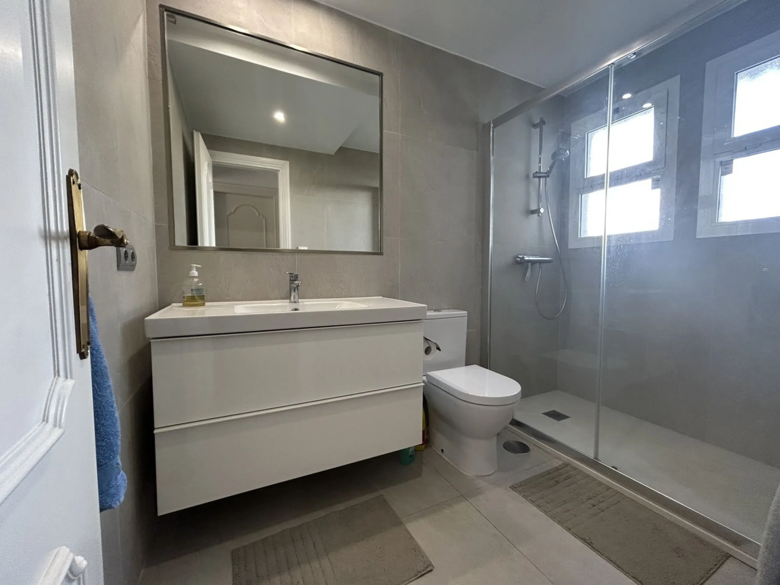 Discover this beautiful detached Villa that offers an abundance of privacy, nested in the heart of Elviria. Situated in a well maintained gated residential community of 19 Villas, it's surrounded by nature and is only a 5 minute drive away from sandy beac