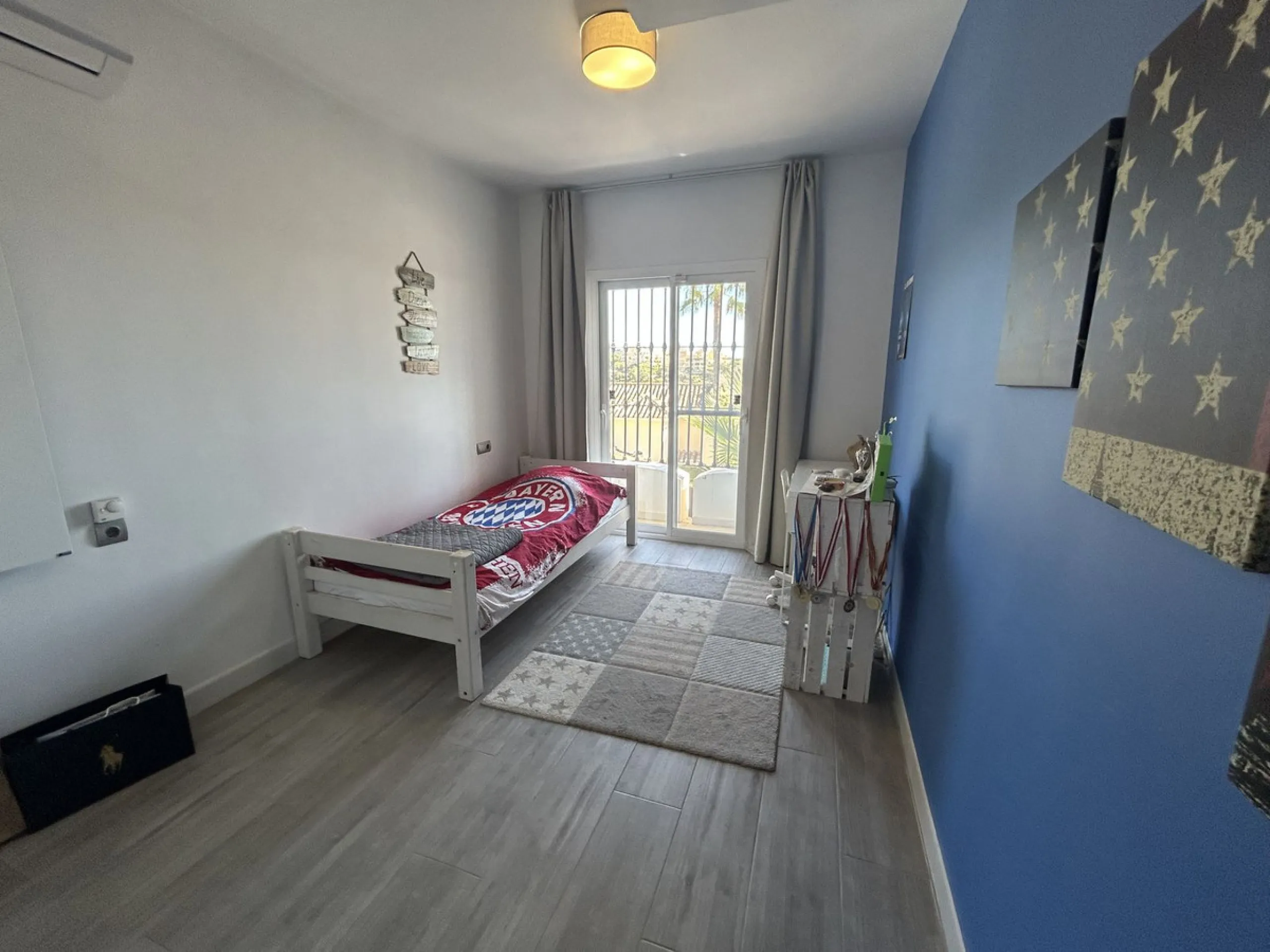 Discover this beautiful detached Villa that offers an abundance of privacy, nested in the heart of Elviria. Situated in a well maintained gated residential community of 19 Villas, it's surrounded by nature and is only a 5 minute drive away from sandy beac