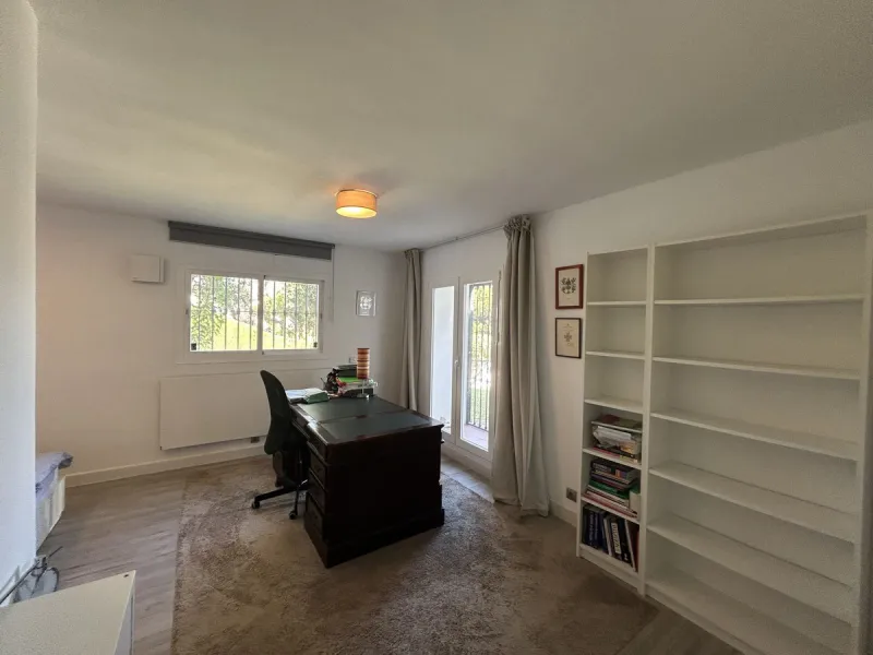 Discover this beautiful detached Villa that offers an abundance of privacy, nested in the heart of Elviria. Situated in a well maintained gated residential community of 19 Villas, it's surrounded by nature and is only a 5 minute drive away from sandy beac