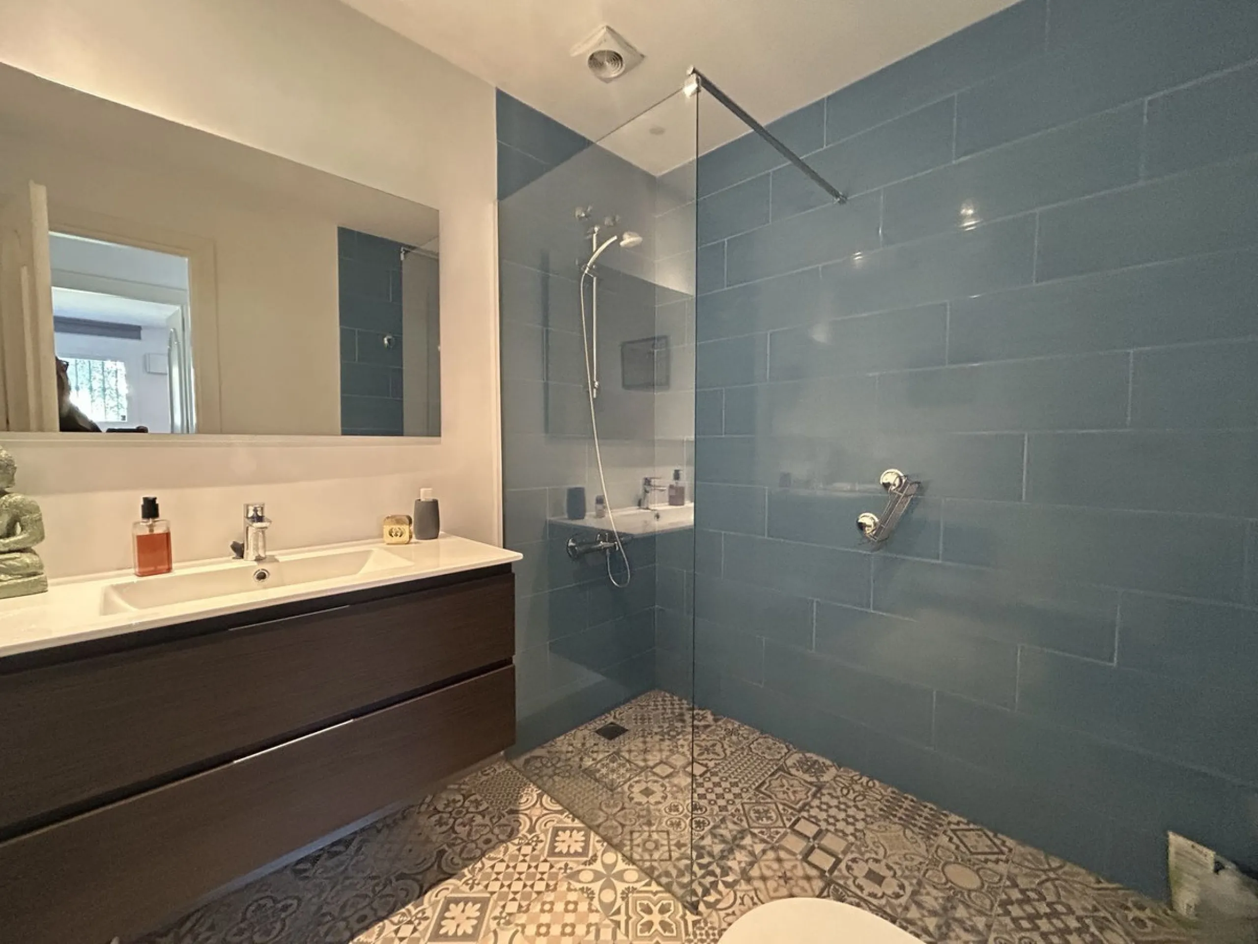 Discover this beautiful detached Villa that offers an abundance of privacy, nested in the heart of Elviria. Situated in a well maintained gated residential community of 19 Villas, it's surrounded by nature and is only a 5 minute drive away from sandy beac