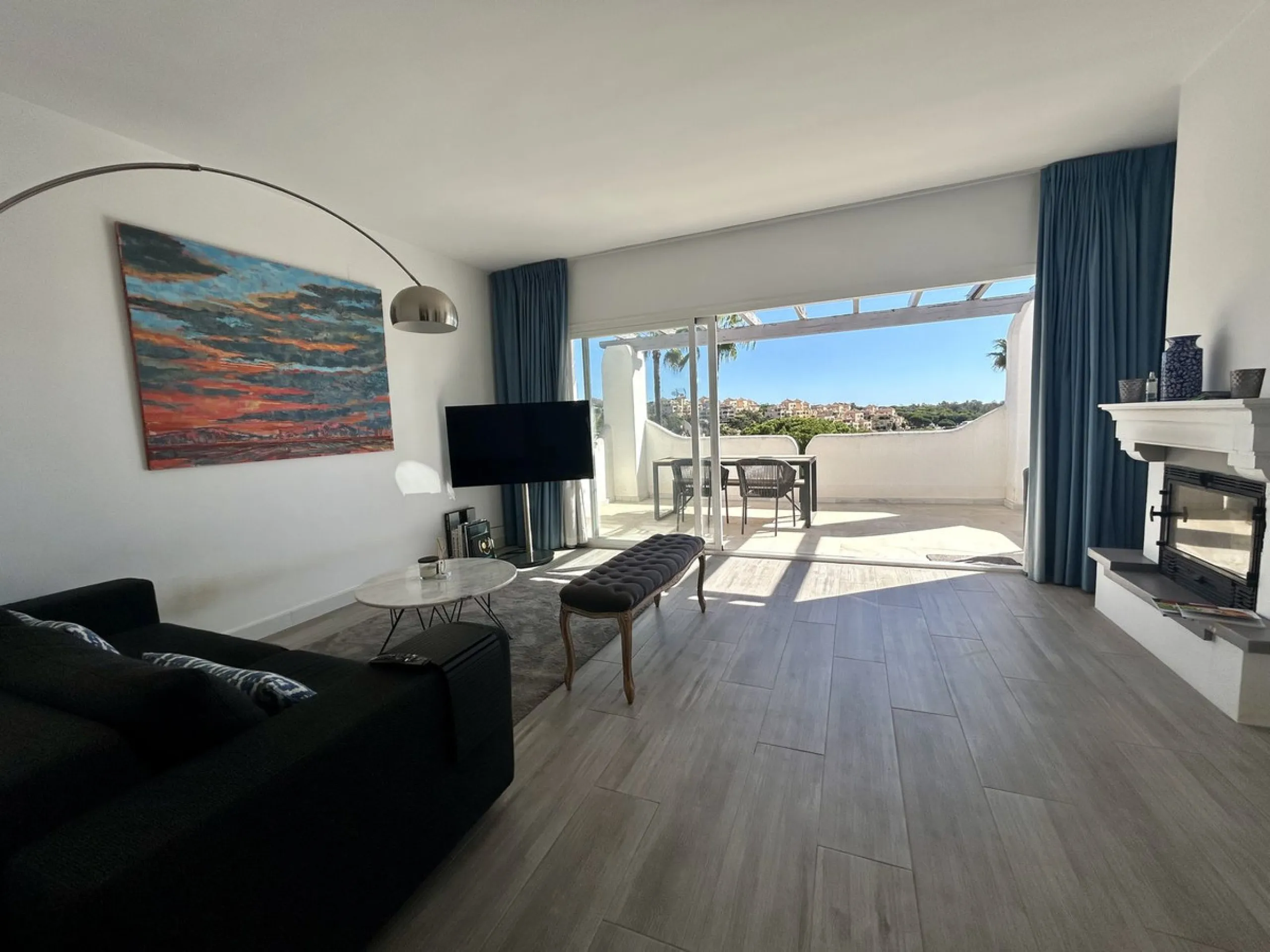Discover this beautiful detached Villa that offers an abundance of privacy, nested in the heart of Elviria. Situated in a well maintained gated residential community of 19 Villas, it's surrounded by nature and is only a 5 minute drive away from sandy beac