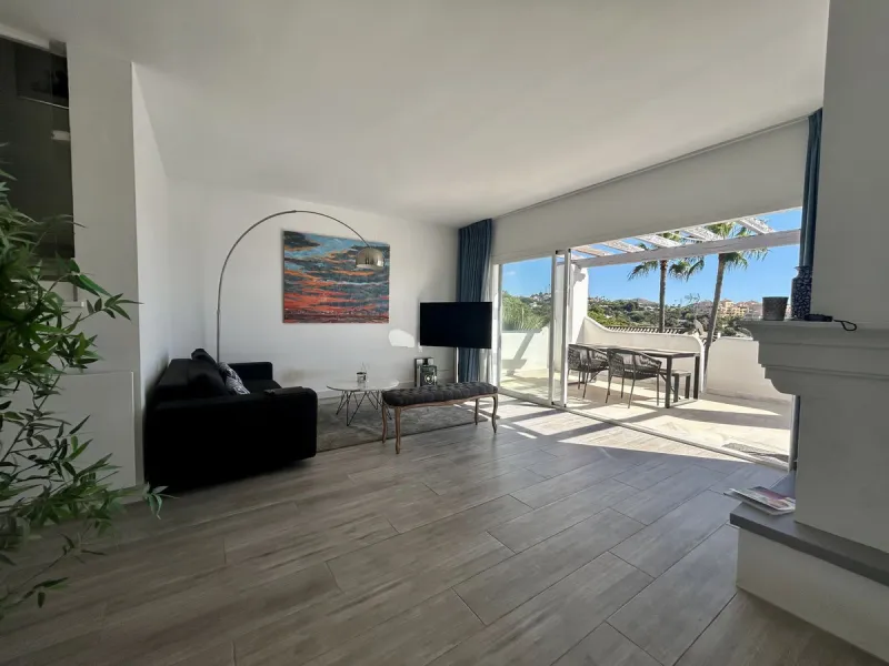 Discover this beautiful detached Villa that offers an abundance of privacy, nested in the heart of Elviria. Situated in a well maintained gated residential community of 19 Villas, it's surrounded by nature and is only a 5 minute drive away from sandy beac
