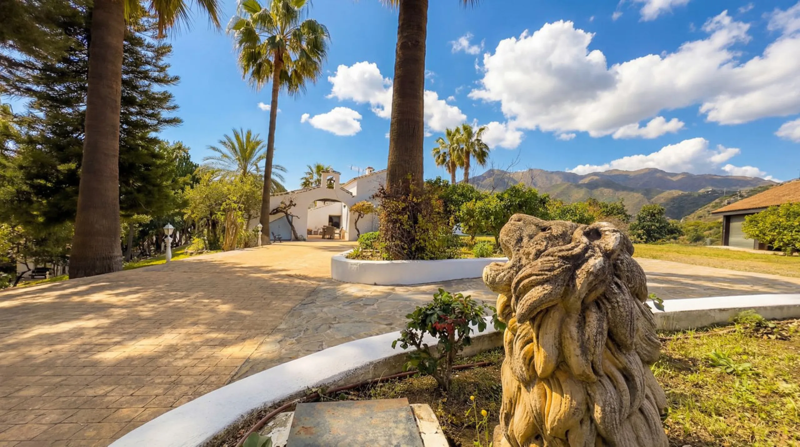 MODERN VILLA BARRANCO BLANCO: AN EXCLUSIVE OASIS OF LUXURY 20 MINUTES FROM THE MEDITERRANEAN SEA