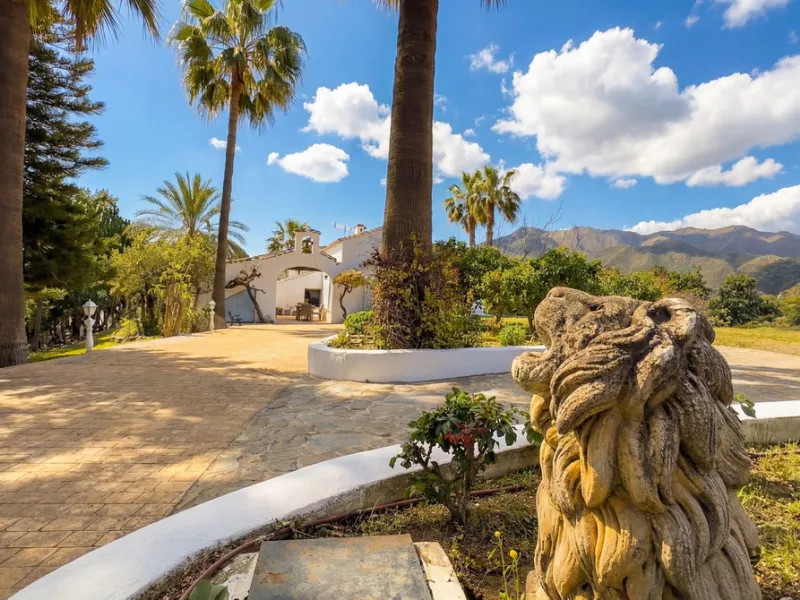 MODERN VILLA BARRANCO BLANCO: AN EXCLUSIVE OASIS OF LUXURY 20 MINUTES FROM THE MEDITERRANEAN SEA