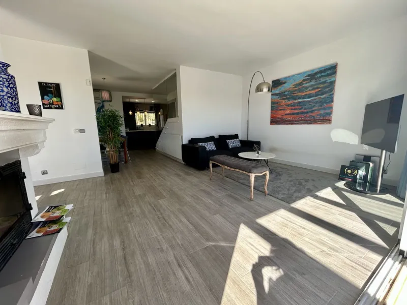 Discover this beautiful detached Villa that offers an abundance of privacy, nested in the heart of Elviria. Situated in a well maintained gated residential community of 19 Villas, it's surrounded by nature and is only a 5 minute drive away from sandy beac