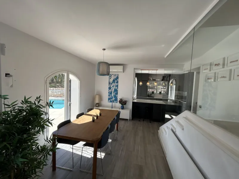Discover this beautiful detached Villa that offers an abundance of privacy, nested in the heart of Elviria. Situated in a well maintained gated residential community of 19 Villas, it's surrounded by nature and is only a 5 minute drive away from sandy beac