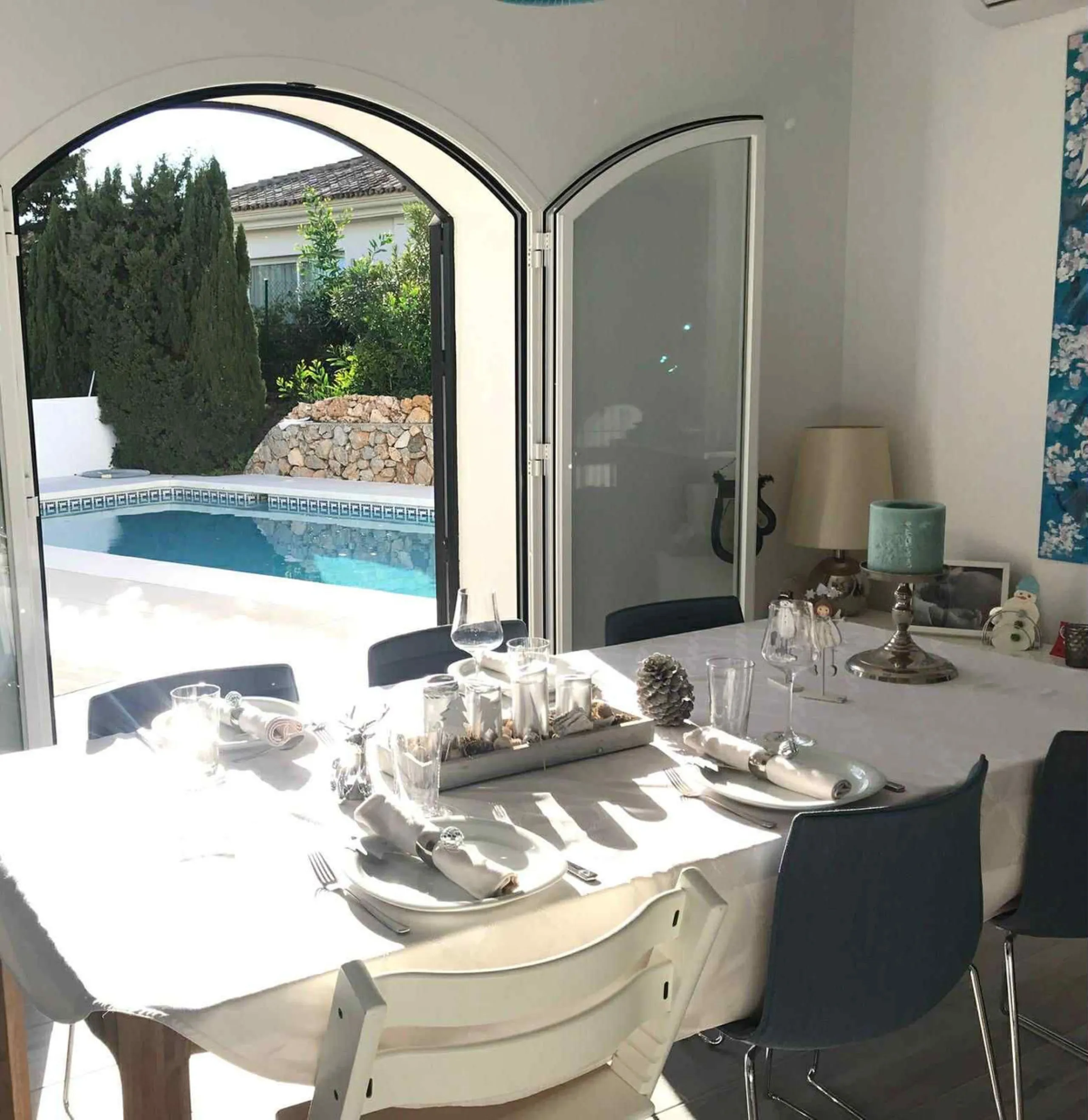 Discover this beautiful detached Villa that offers an abundance of privacy, nested in the heart of Elviria. Situated in a well maintained gated residential community of 19 Villas, it's surrounded by nature and is only a 5 minute drive away from sandy beac