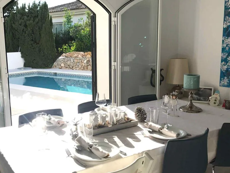 Discover this beautiful detached Villa that offers an abundance of privacy, nested in the heart of Elviria. Situated in a well maintained gated residential community of 19 Villas, it's surrounded by nature and is only a 5 minute drive away from sandy beac