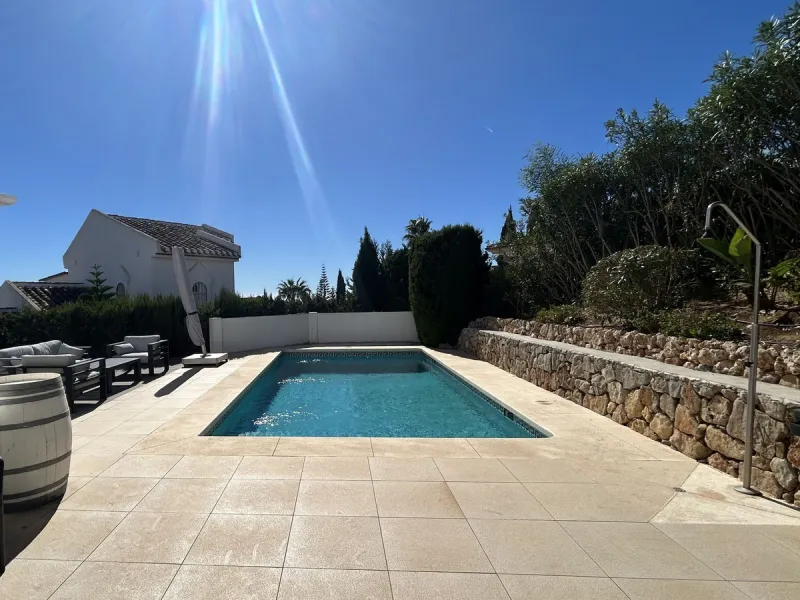 Discover this beautiful detached Villa that offers an abundance of privacy, nested in the heart of Elviria. Situated in a well maintained gated residential community of 19 Villas, it's surrounded by nature and is only a 5 minute drive away from sandy beac