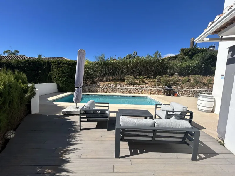 Discover this beautiful detached Villa that offers an abundance of privacy, nested in the heart of Elviria. Situated in a well maintained gated residential community of 19 Villas, it's surrounded by nature and is only a 5 minute drive away from sandy beac