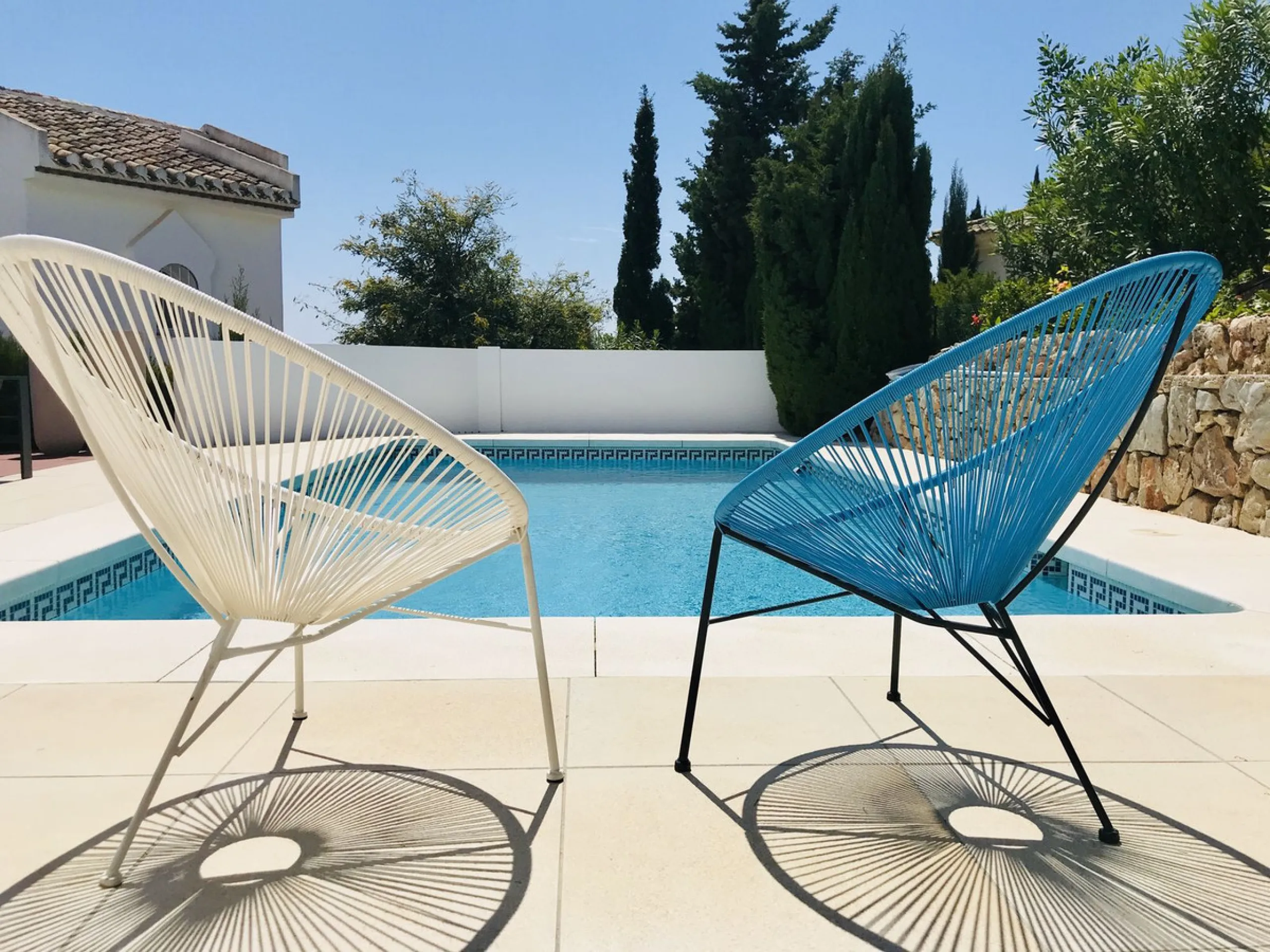 Discover this beautiful detached Villa that offers an abundance of privacy, nested in the heart of Elviria. Situated in a well maintained gated residential community of 19 Villas, it's surrounded by nature and is only a 5 minute drive away from sandy beac