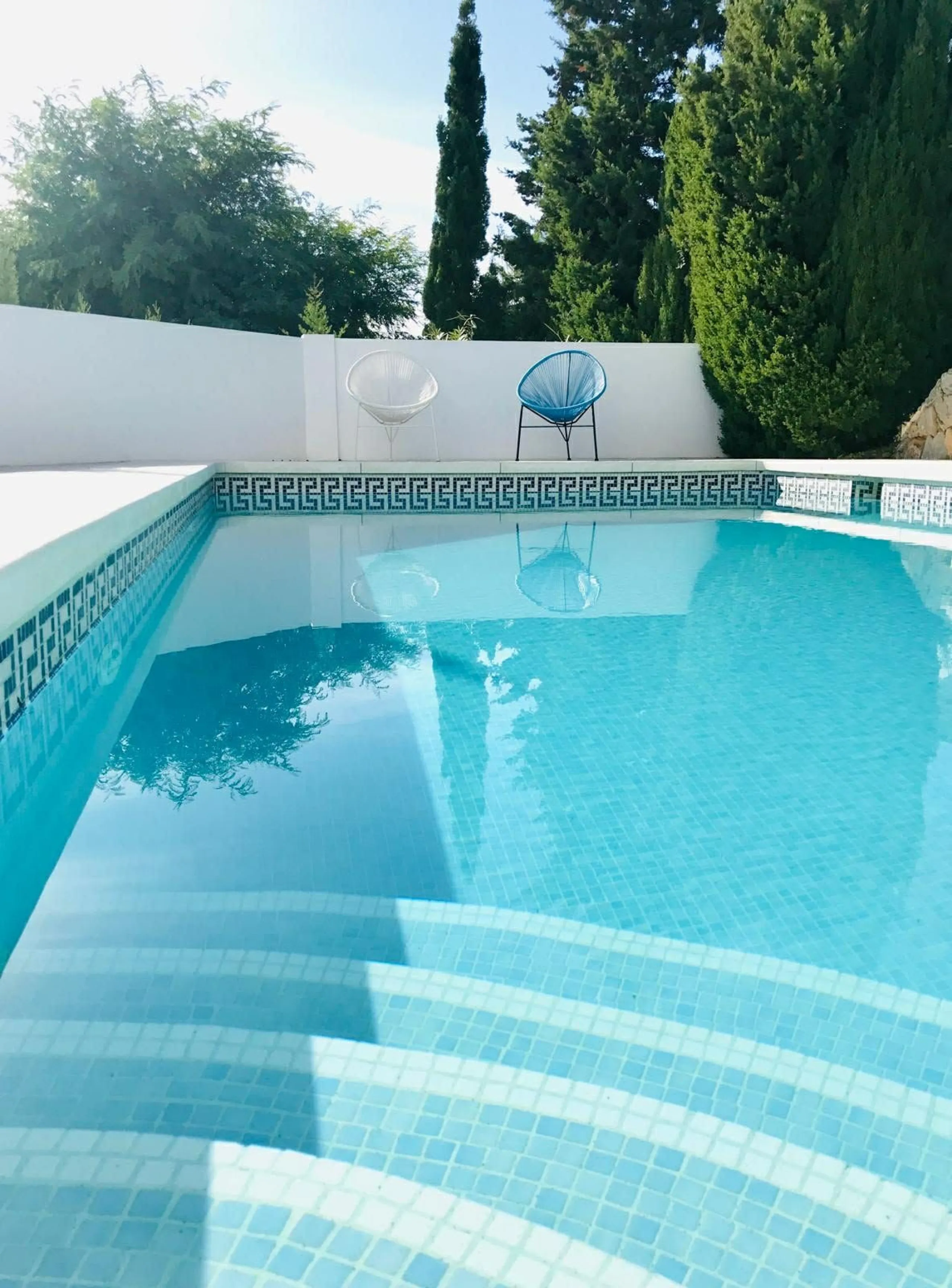 Discover this beautiful detached Villa that offers an abundance of privacy, nested in the heart of Elviria. Situated in a well maintained gated residential community of 19 Villas, it's surrounded by nature and is only a 5 minute drive away from sandy beac