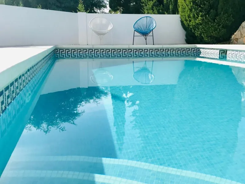 Discover this beautiful detached Villa that offers an abundance of privacy, nested in the heart of Elviria. Situated in a well maintained gated residential community of 19 Villas, it's surrounded by nature and is only a 5 minute drive away from sandy beac