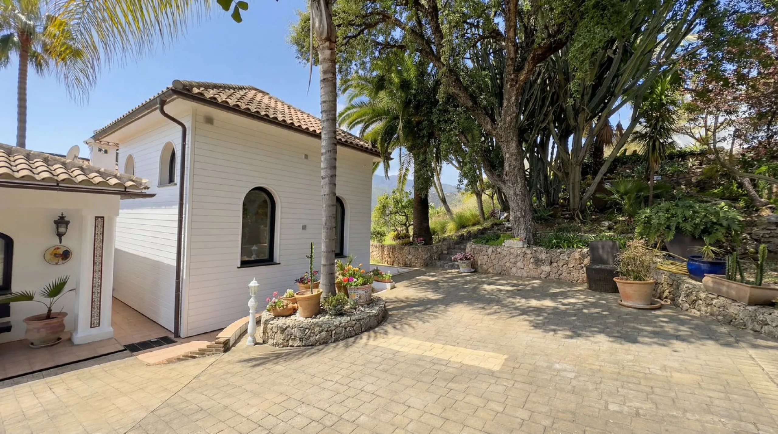 MODERN VILLA BARRANCO BLANCO: AN EXCLUSIVE OASIS OF LUXURY 20 MINUTES FROM THE MEDITERRANEAN SEA
