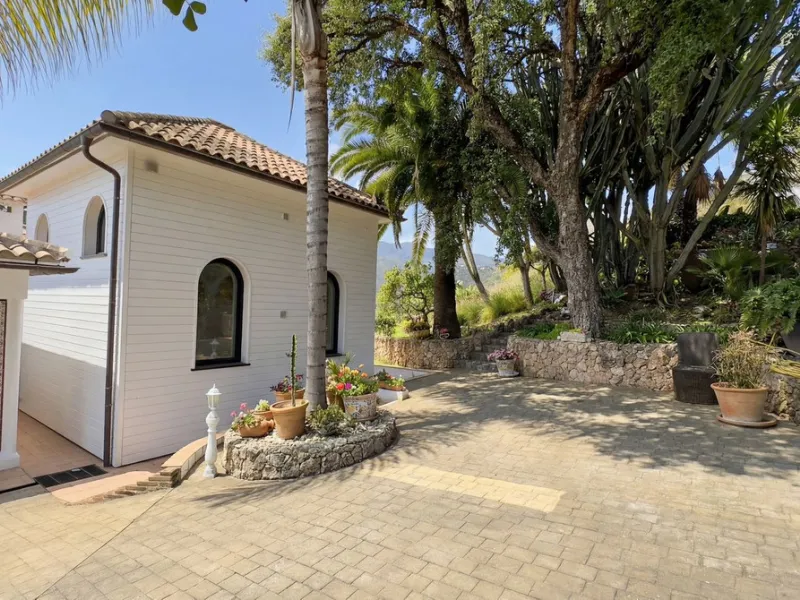 MODERN VILLA BARRANCO BLANCO: AN EXCLUSIVE OASIS OF LUXURY 20 MINUTES FROM THE MEDITERRANEAN SEA