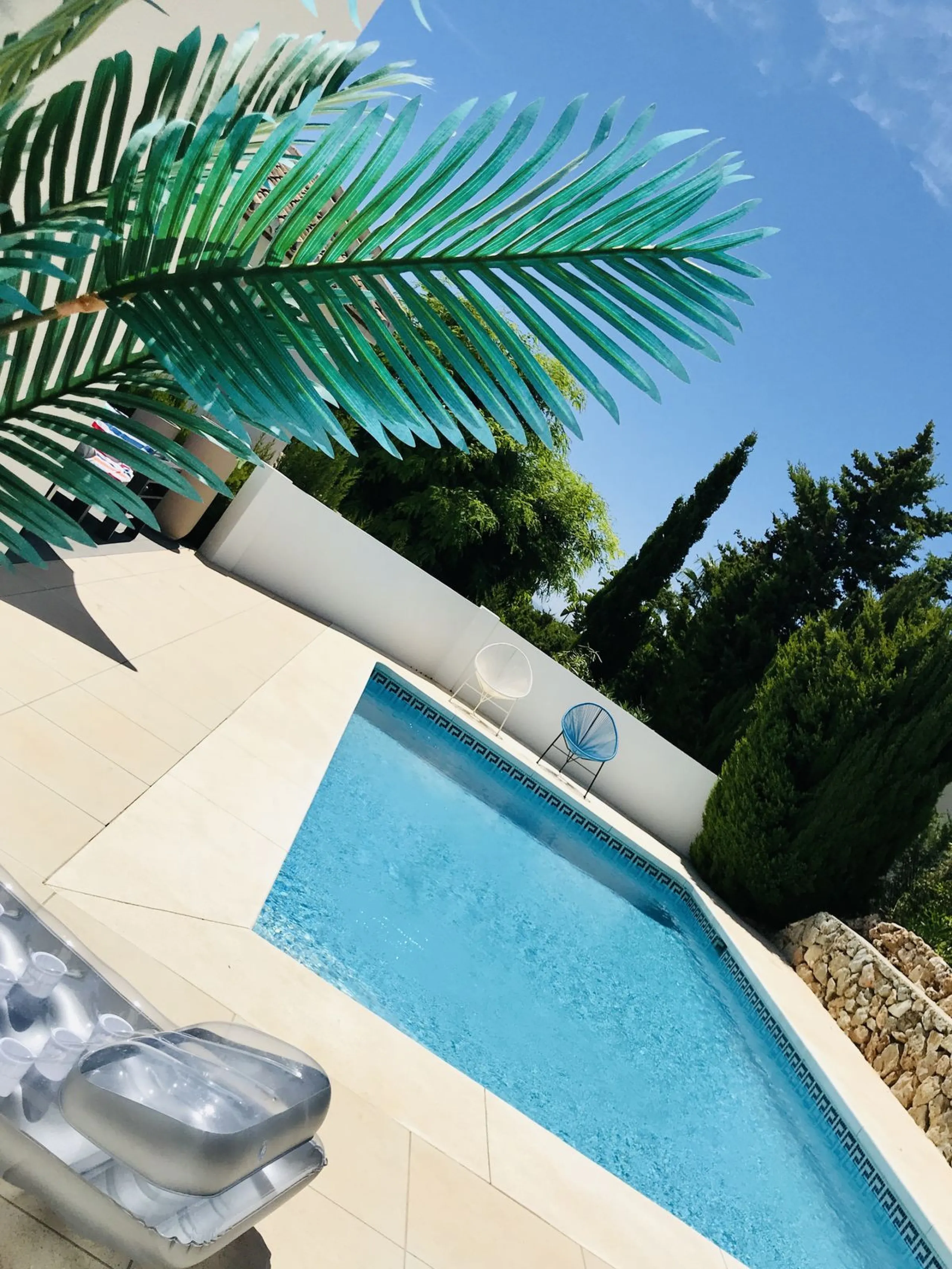 Discover this beautiful detached Villa that offers an abundance of privacy, nested in the heart of Elviria. Situated in a well maintained gated residential community of 19 Villas, it's surrounded by nature and is only a 5 minute drive away from sandy beac