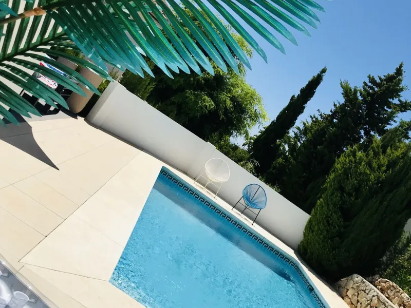Discover this beautiful detached Villa that offers an abundance of privacy, nested in the heart of Elviria. Situated in a well maintained gated residential community of 19 Villas, it's surrounded by nature and is only a 5 minute drive away from sandy beac