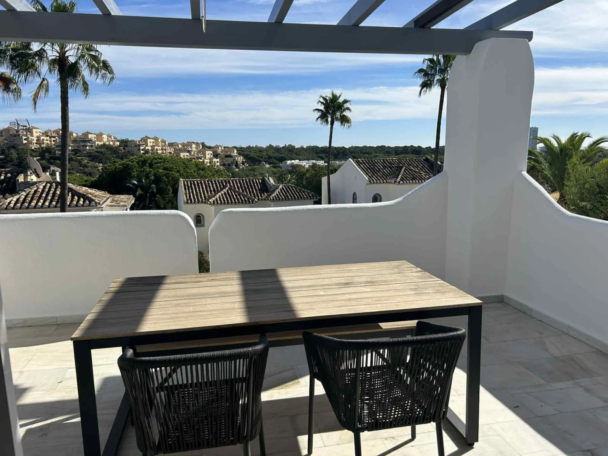 Discover this beautiful detached Villa that offers an abundance of privacy, nested in the heart of Elviria. Situated in a well maintained gated residential community of 19 Villas, it's surrounded by nature and is only a 5 minute drive away from sandy beac