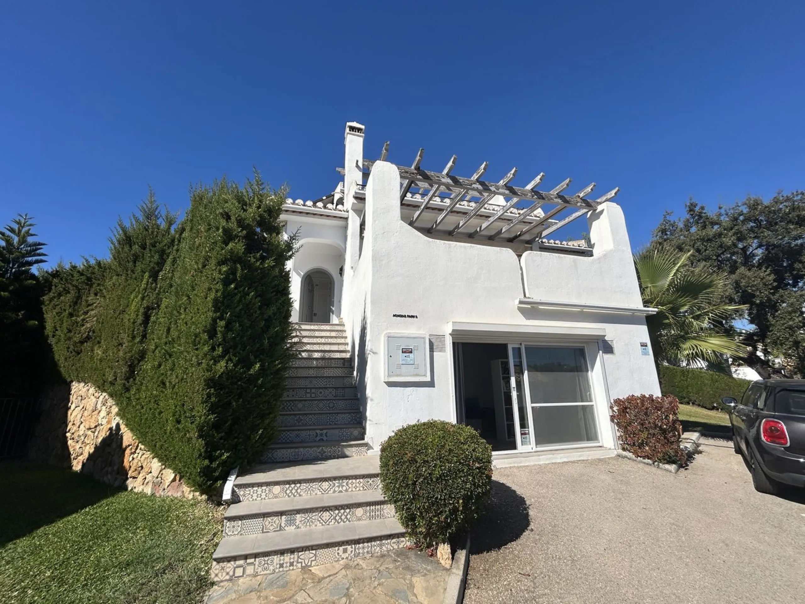 Discover this beautiful detached Villa that offers an abundance of privacy, nested in the heart of Elviria. Situated in a well maintained gated residential community of 19 Villas, it's surrounded by nature and is only a 5 minute drive away from sandy beac