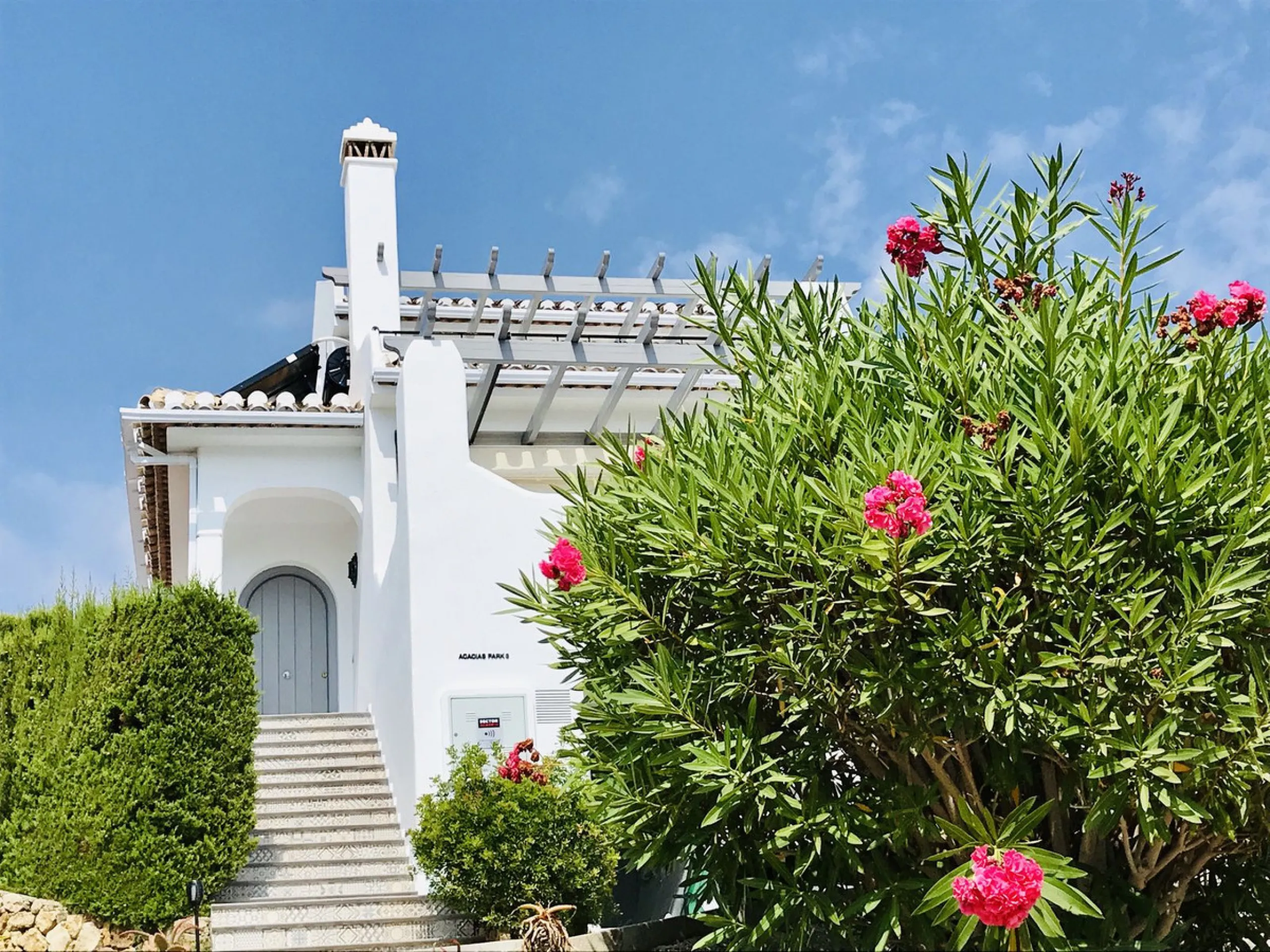 Discover this beautiful detached Villa that offers an abundance of privacy, nested in the heart of Elviria. Situated in a well maintained gated residential community of 19 Villas, it's surrounded by nature and is only a 5 minute drive away from sandy beac