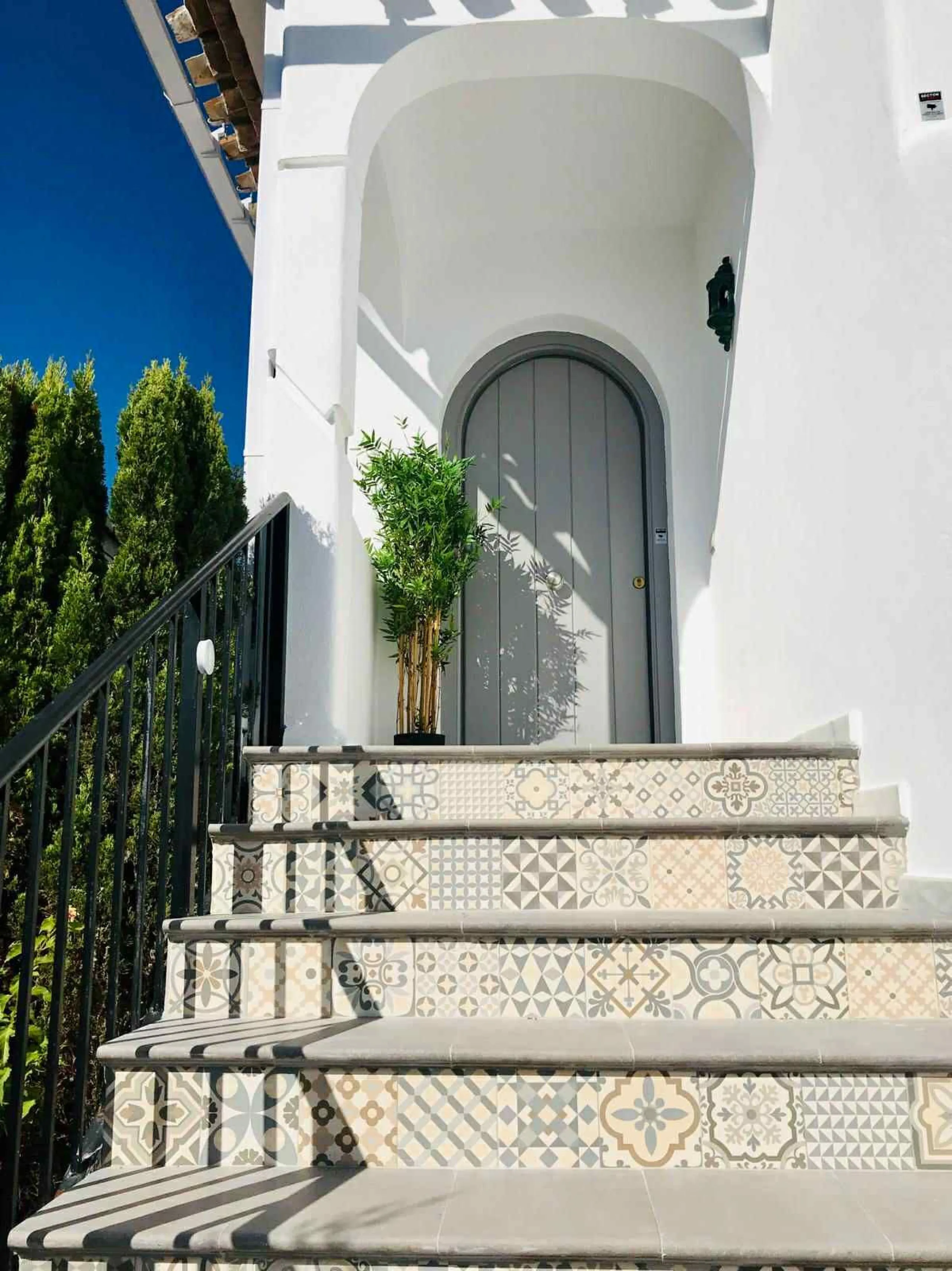 Discover this beautiful detached Villa that offers an abundance of privacy, nested in the heart of Elviria. Situated in a well maintained gated residential community of 19 Villas, it's surrounded by nature and is only a 5 minute drive away from sandy beac
