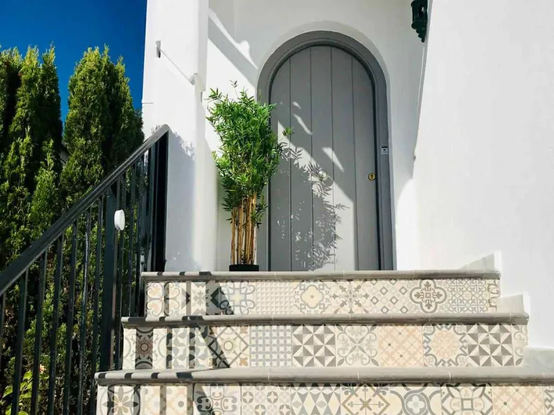 Discover this beautiful detached Villa that offers an abundance of privacy, nested in the heart of Elviria. Situated in a well maintained gated residential community of 19 Villas, it's surrounded by nature and is only a 5 minute drive away from sandy beac