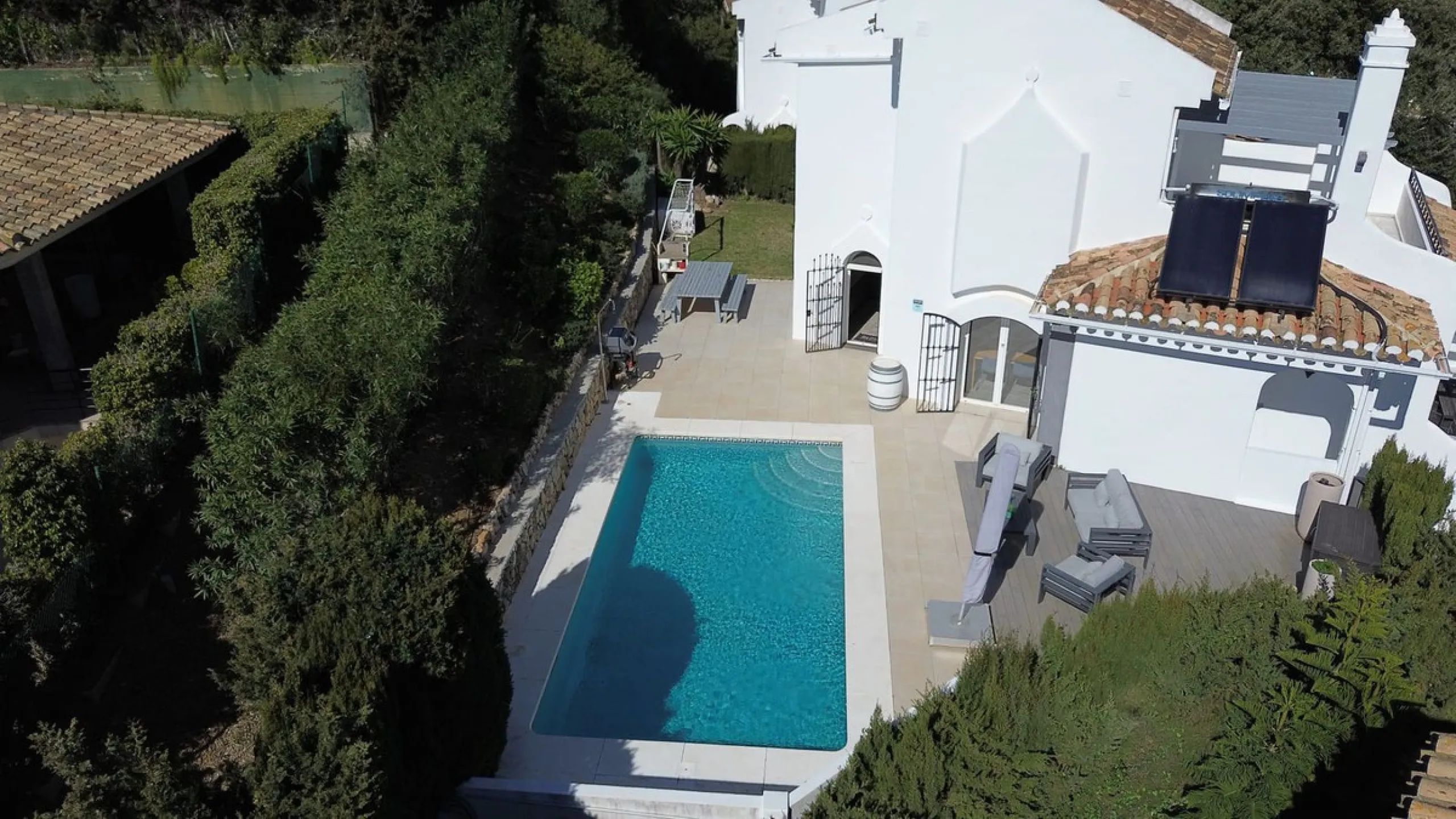 Discover this beautiful detached Villa that offers an abundance of privacy, nested in the heart of Elviria. Situated in a well maintained gated residential community of 19 Villas, it's surrounded by nature and is only a 5 minute drive away from sandy beac