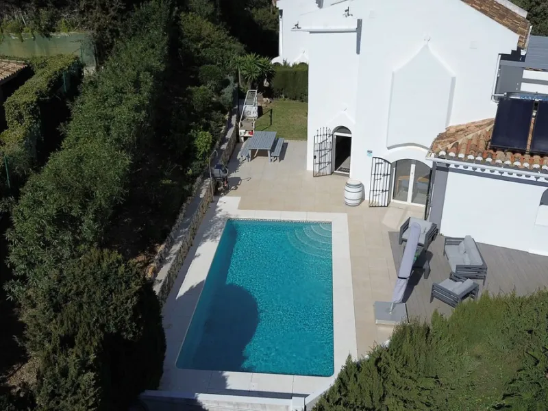 Discover this beautiful detached Villa that offers an abundance of privacy, nested in the heart of Elviria. Situated in a well maintained gated residential community of 19 Villas, it's surrounded by nature and is only a 5 minute drive away from sandy beac