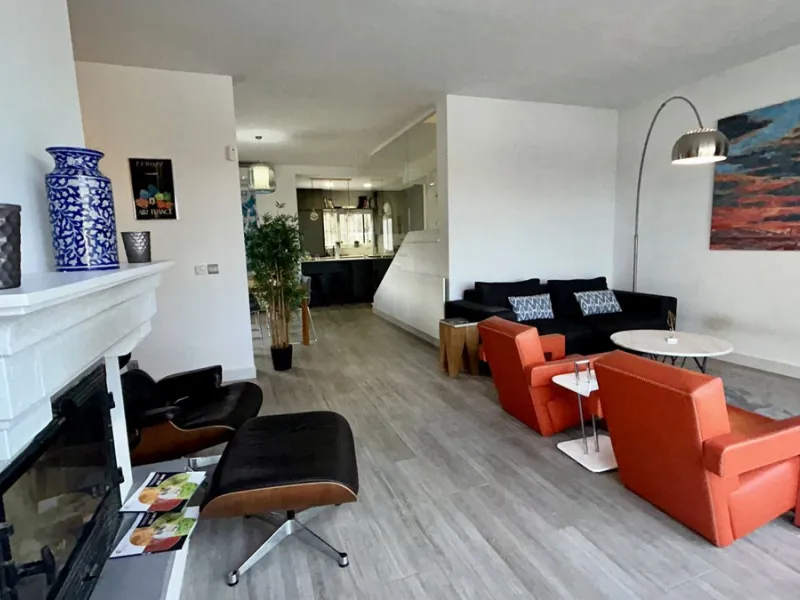 Discover this beautiful detached Villa that offers an abundance of privacy, nested in the heart of Elviria. Situated in a well maintained gated residential community of 19 Villas, it's surrounded by nature and is only a 5 minute drive away from sandy beac