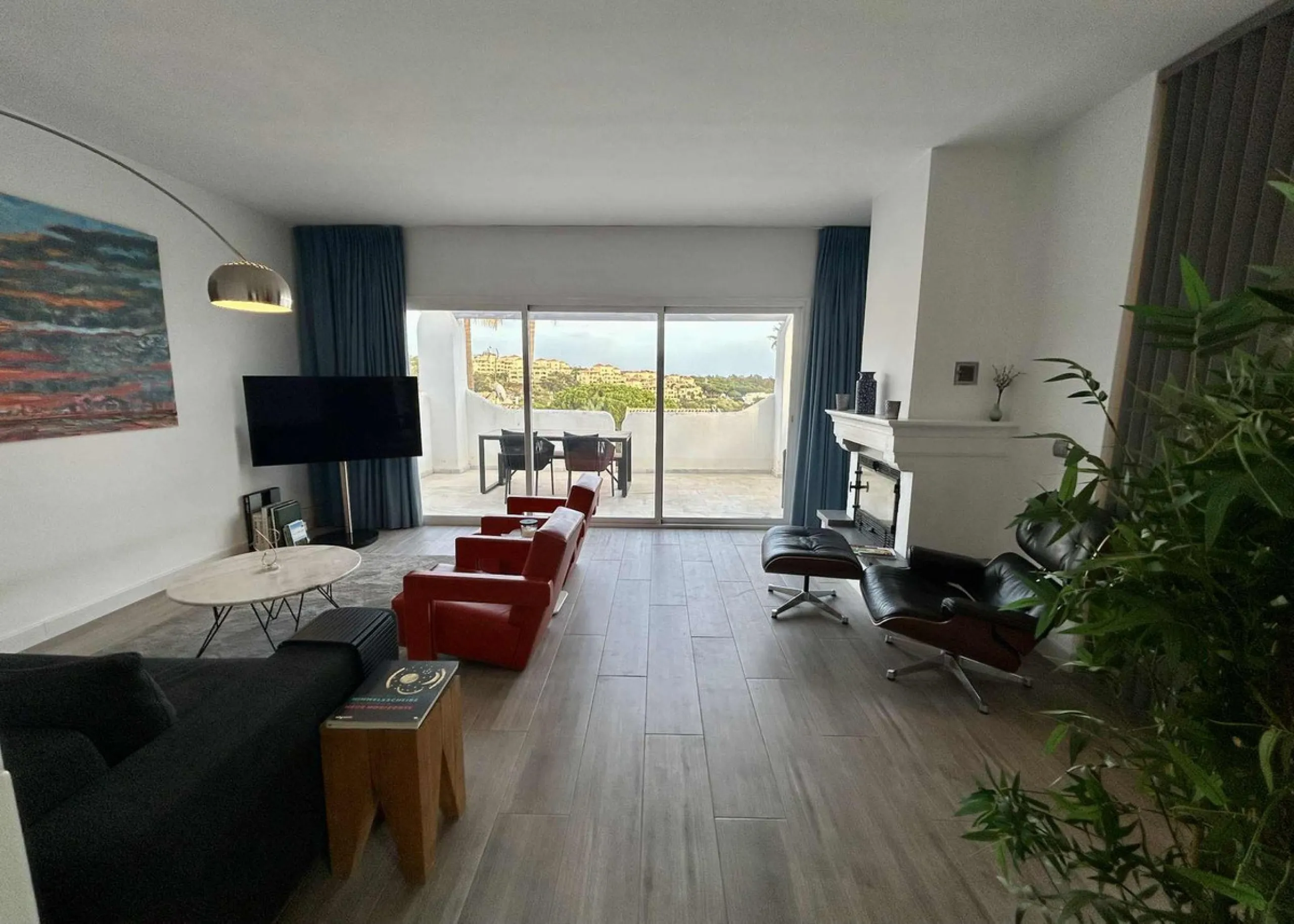 Discover this beautiful detached Villa that offers an abundance of privacy, nested in the heart of Elviria. Situated in a well maintained gated residential community of 19 Villas, it's surrounded by nature and is only a 5 minute drive away from sandy beac