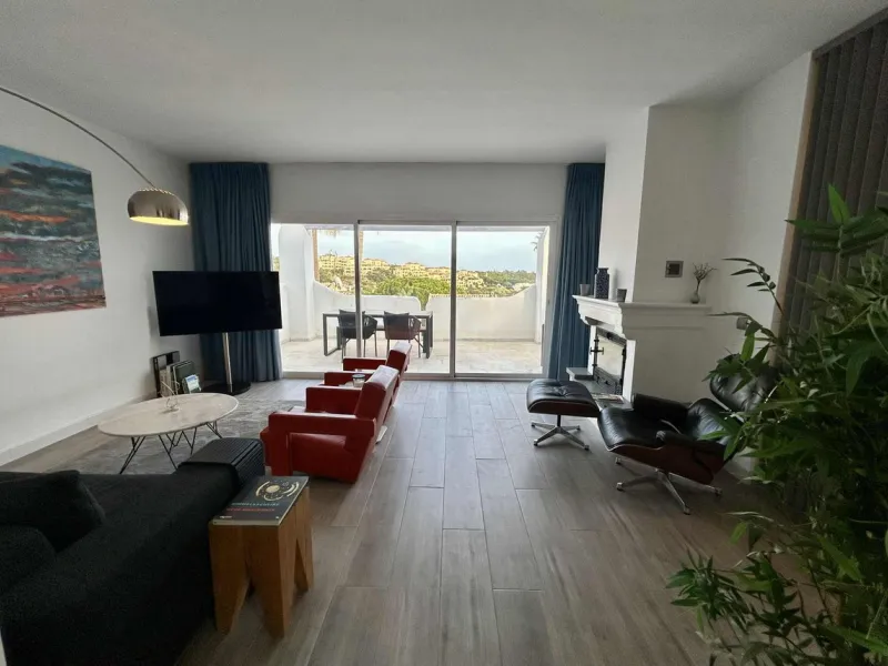 Discover this beautiful detached Villa that offers an abundance of privacy, nested in the heart of Elviria. Situated in a well maintained gated residential community of 19 Villas, it's surrounded by nature and is only a 5 minute drive away from sandy beac