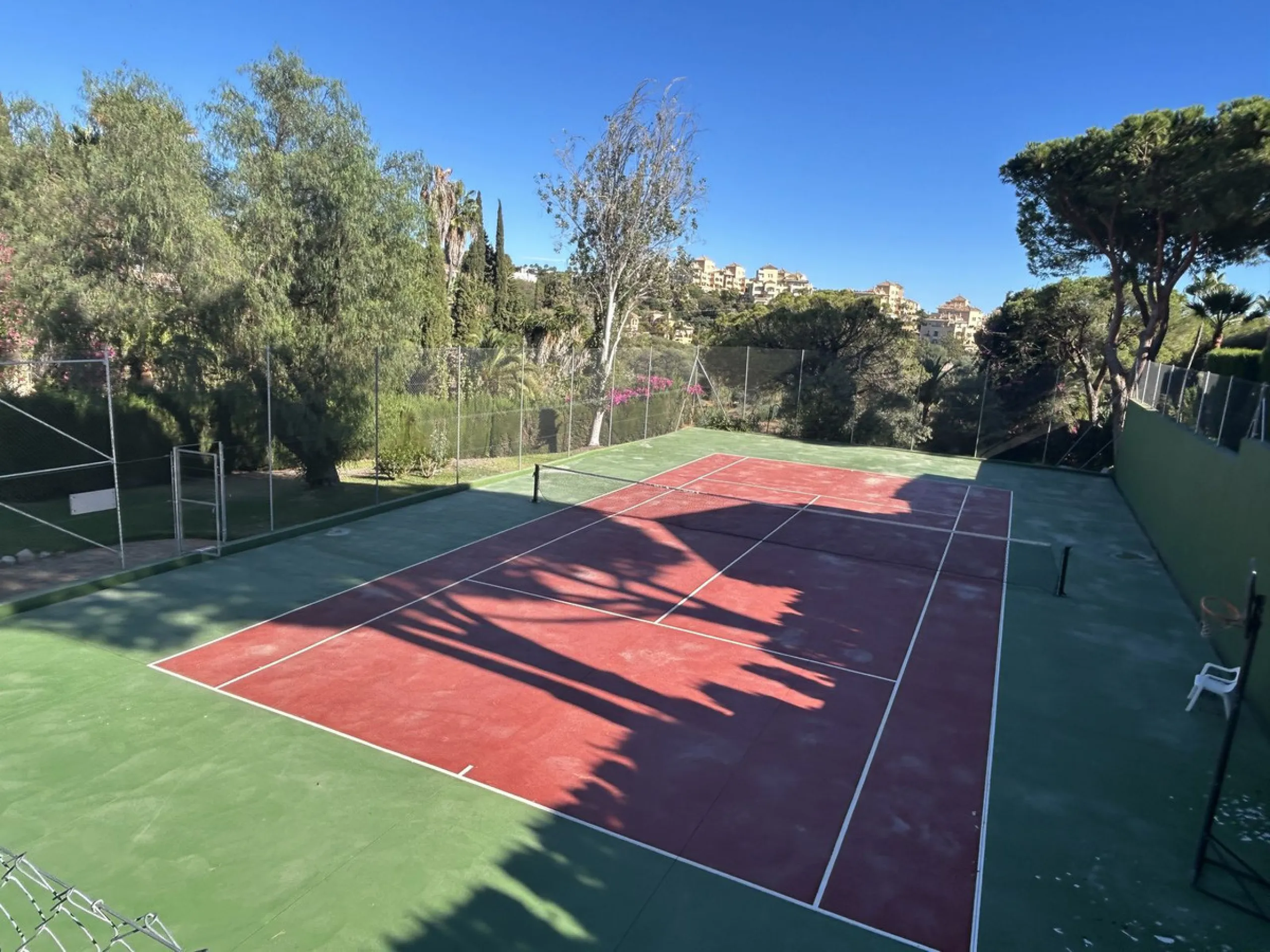 Discover this beautiful detached Villa that offers an abundance of privacy, nested in the heart of Elviria. Situated in a well maintained gated residential community of 19 Villas, it's surrounded by nature and is only a 5 minute drive away from sandy beac