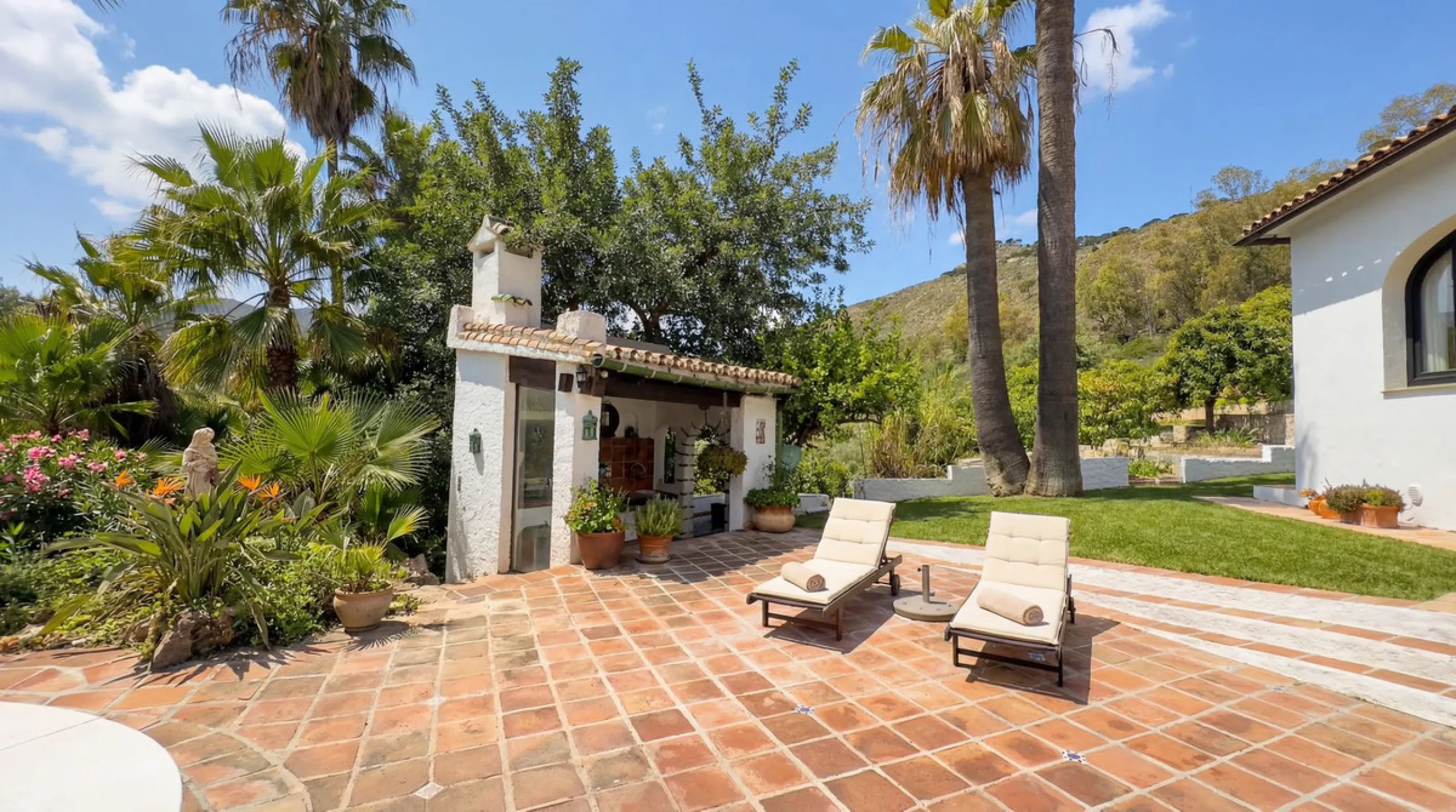 MODERN VILLA BARRANCO BLANCO: AN EXCLUSIVE OASIS OF LUXURY 20 MINUTES FROM THE MEDITERRANEAN SEA