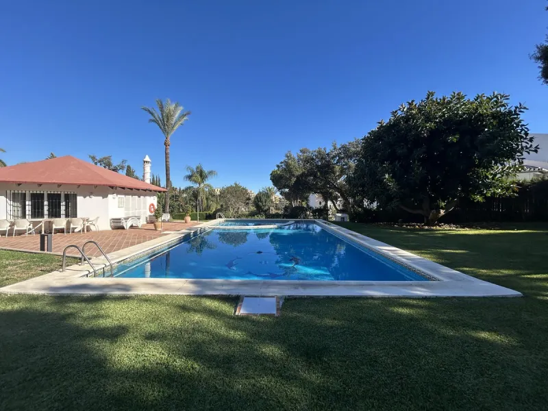 Discover this beautiful detached Villa that offers an abundance of privacy, nested in the heart of Elviria. Situated in a well maintained gated residential community of 19 Villas, it's surrounded by nature and is only a 5 minute drive away from sandy beac