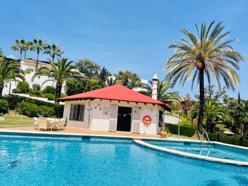 Discover this beautiful detached Villa that offers an abundance of privacy, nested in the heart of Elviria. Situated in a well maintained gated residential community of 19 Villas, it's surrounded by nature and is only a 5 minute drive away from sandy beac