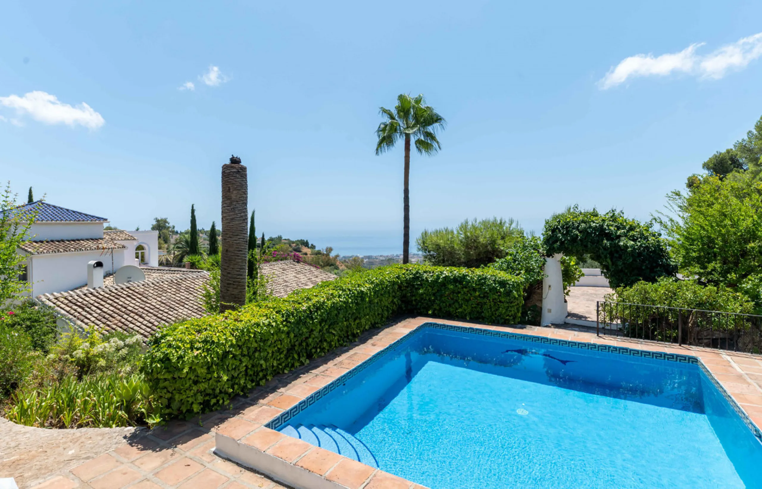 House - Detached Villa в продаже в Mijas, Málaga. В доме 5 спален и 4 ванных комнат. Площадь дома 322 м². Площадь участка 1777 м²