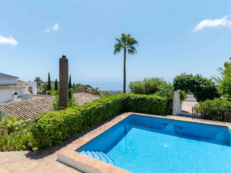 House - Detached Villa в продаже в Mijas, Málaga. В доме 5 спален и 4 ванных комнат. Площадь дома 322 м². Площадь участка 1777 м²