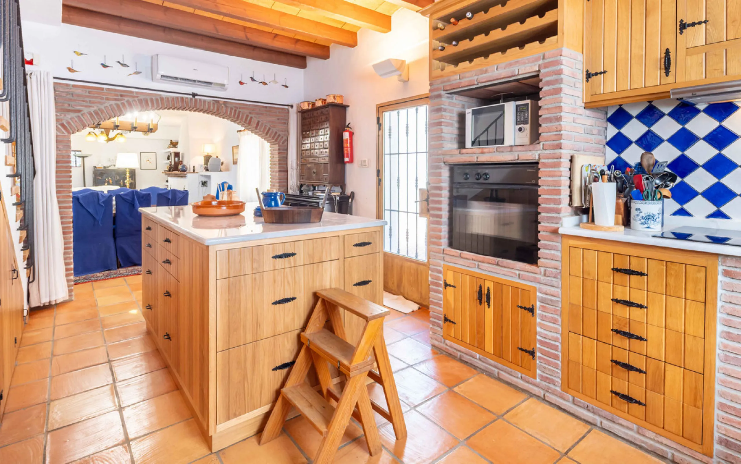 House - Detached Villa в продаже в Mijas, Málaga. В доме 5 спален и 4 ванных комнат. Площадь дома 322 м². Площадь участка 1777 м²