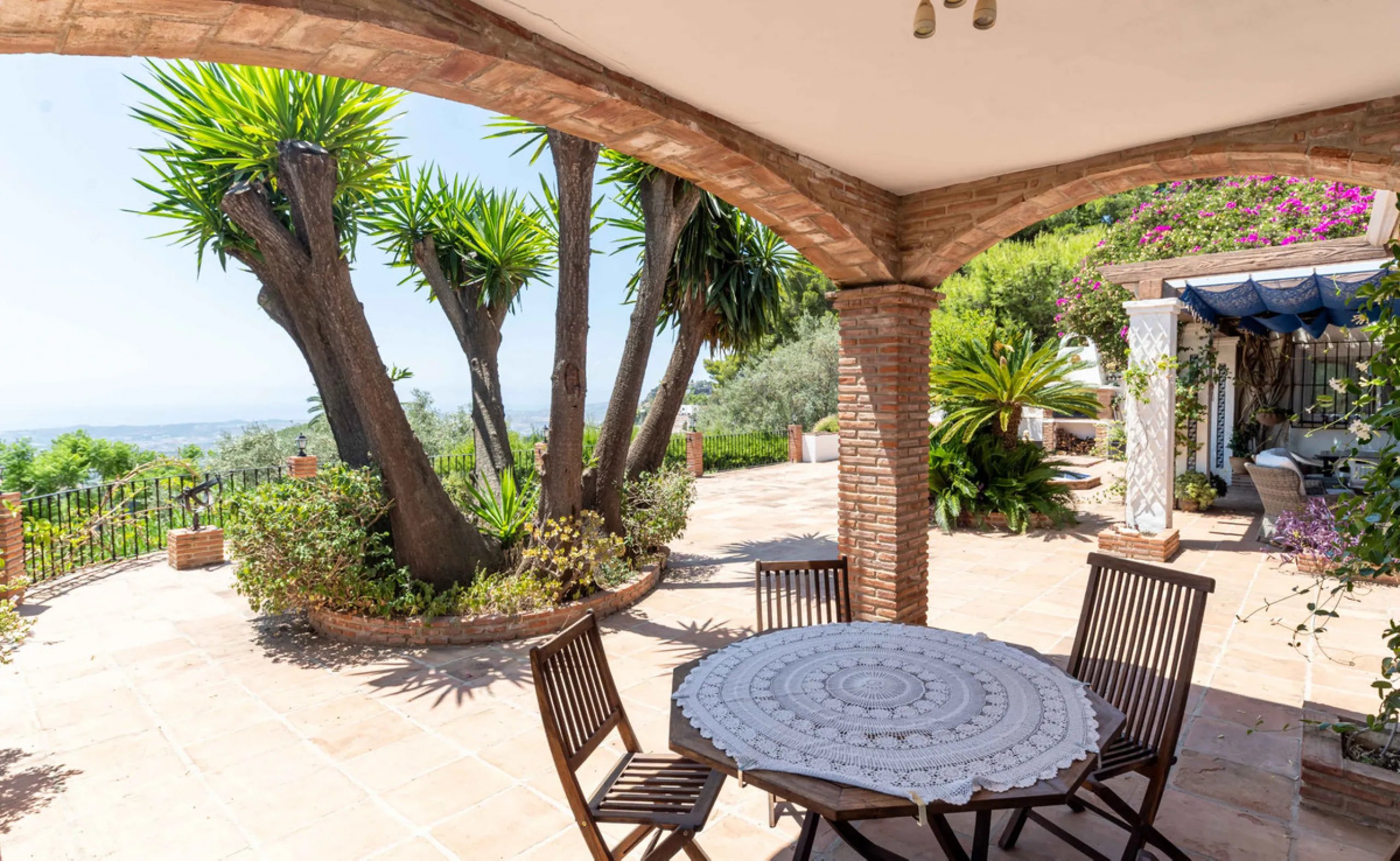 House - Detached Villa в продаже в Mijas, Málaga. В доме 5 спален и 4 ванных комнат. Площадь дома 322 м². Площадь участка 1777 м²