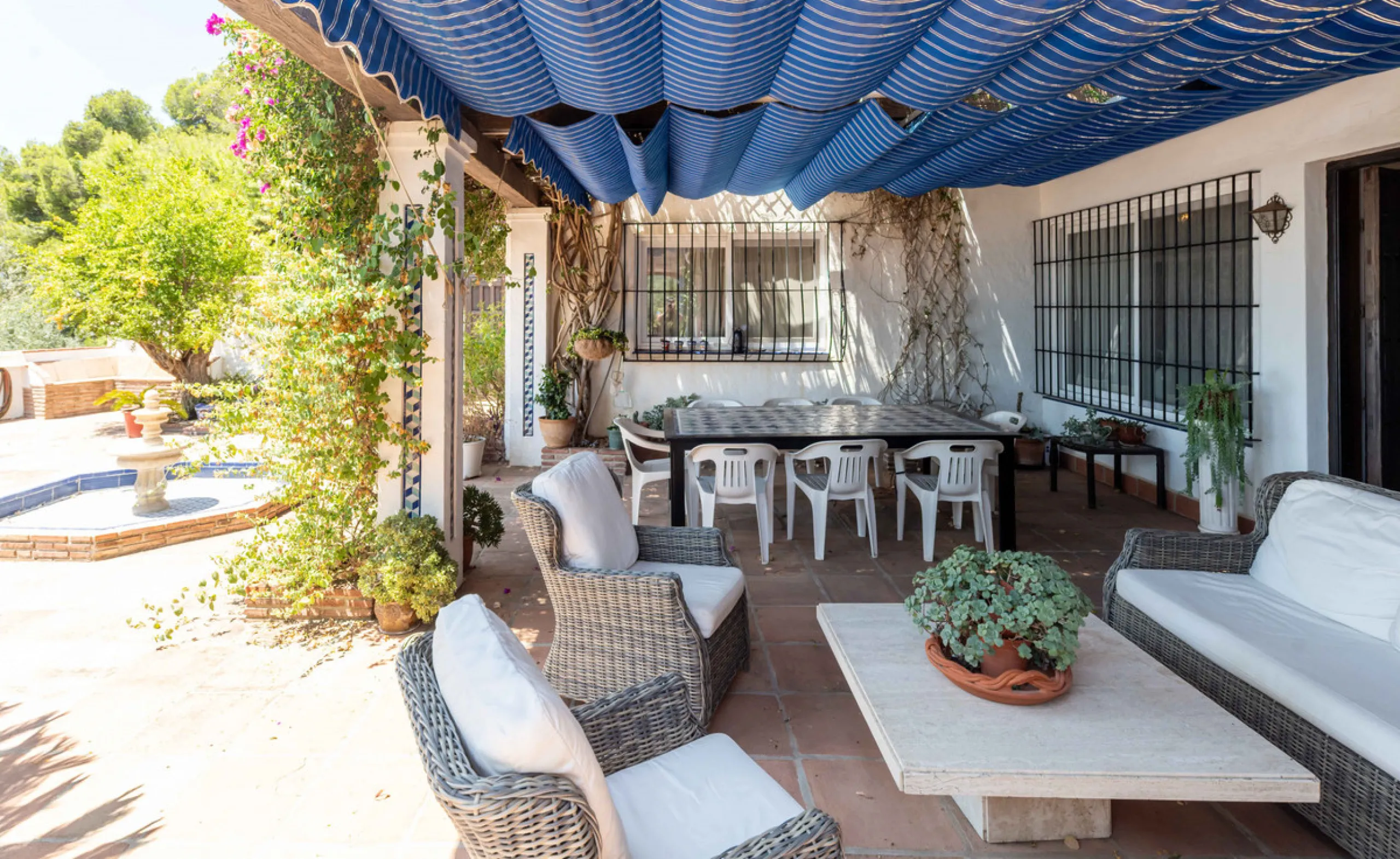 House - Detached Villa в продаже в Mijas, Málaga. В доме 5 спален и 4 ванных комнат. Площадь дома 322 м². Площадь участка 1777 м²