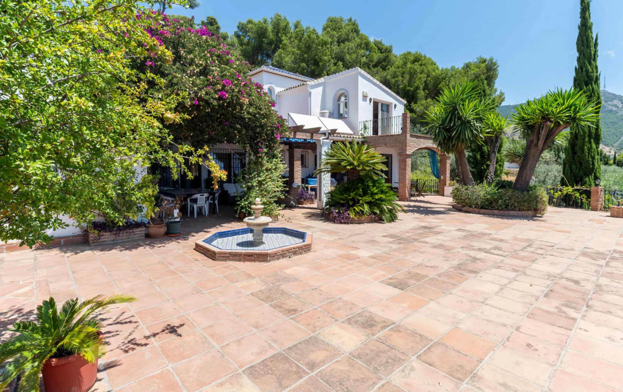 House - Detached Villa в продаже в Mijas, Málaga. В доме 5 спален и 4 ванных комнат. Площадь дома 322 м². Площадь участка 1777 м²