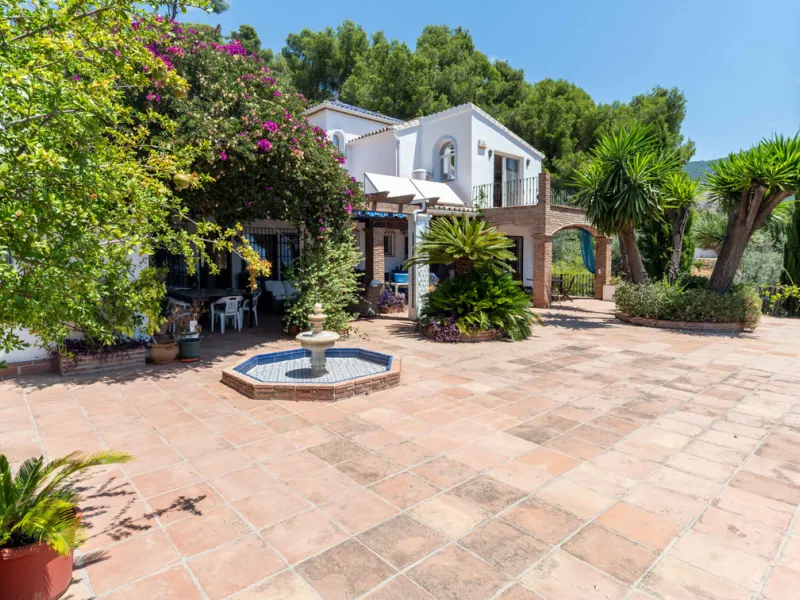 House - Detached Villa в продаже в Mijas, Málaga. В доме 5 спален и 4 ванных комнат. Площадь дома 322 м². Площадь участка 1777 м²