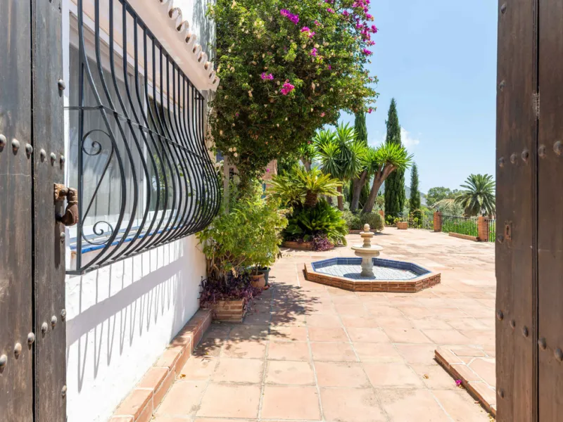 House - Detached Villa в продаже в Mijas, Málaga. В доме 5 спален и 4 ванных комнат. Площадь дома 322 м². Площадь участка 1777 м²